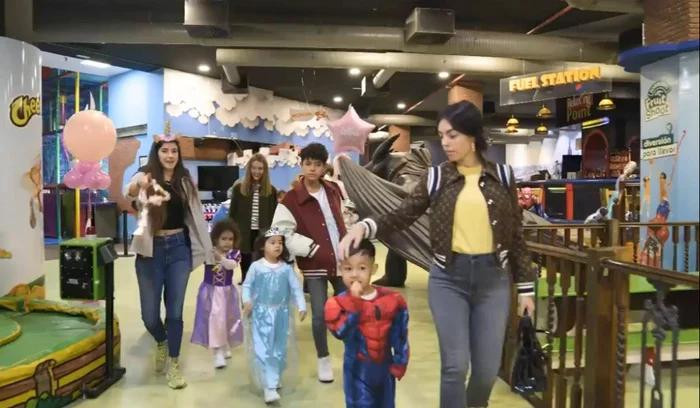 Georgina Rodriguez (phải) đưa các con đi chơi khắp nơi khi đã bao trọn trung tâm giải trí
