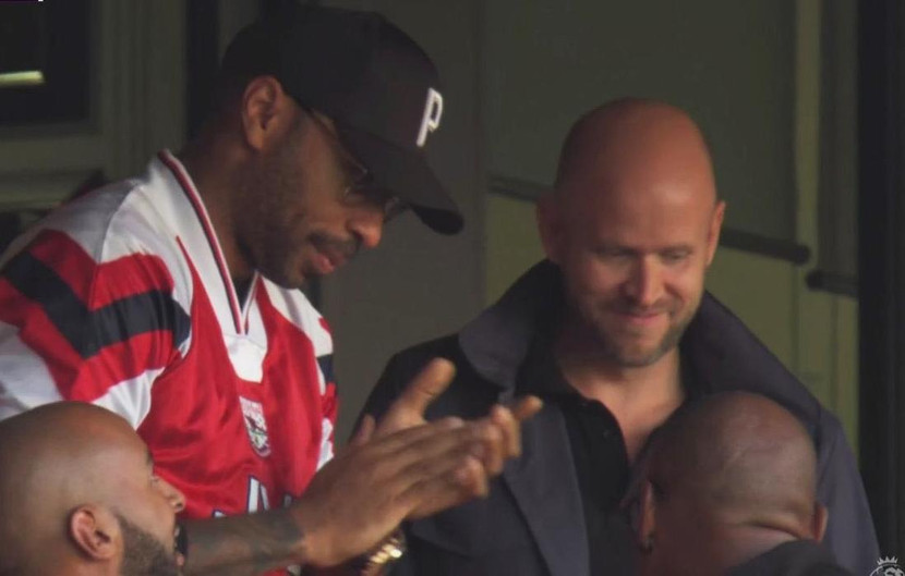 Thierry Henry và tỷ phú Daniel Ek trên khán đài xem trận Arsenal - Tottenham Thierry Henry và tỷ phú Daniel Ek trên khán đài xem trận Arsenal - Tottenham