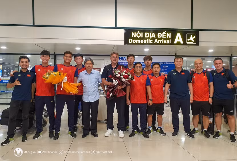 HLV Troussier tạm chia tay các học trò trong khoảng 1 tháng