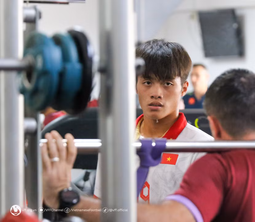 Các cầu thủ nỗ lực trước trận tranh HCĐ (Ảnh: VFF)