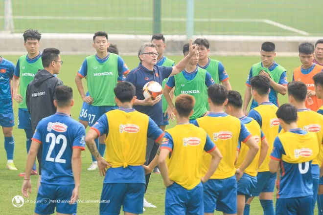 HLV Troussier sắp chính thức ra mắt cùng ĐT Việt Nam