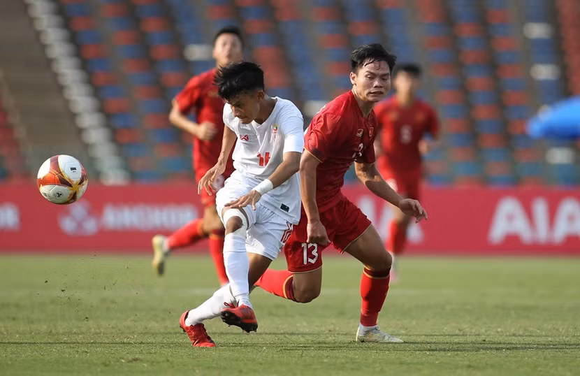 Hổ Văn Cường (13) chơi nổi bật trong hiệp 1 của U22 Việt Nam