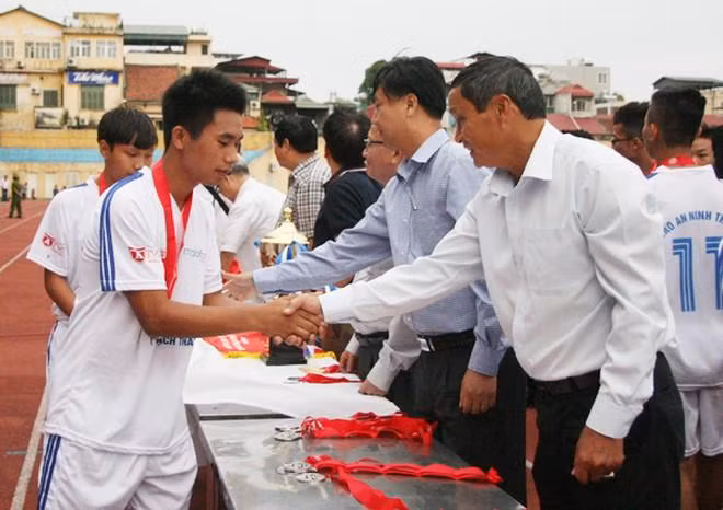 HLV Mai Đức Chung luôn quan tâm đến việc phát triển bóng đá nữ và bóng đá phong trào. Trong ảnh, ông Chung là thành viên trao giải tại chung kết giải bóng đá học sinh THPT Hà Nội - Báo An ninh Thủ đô