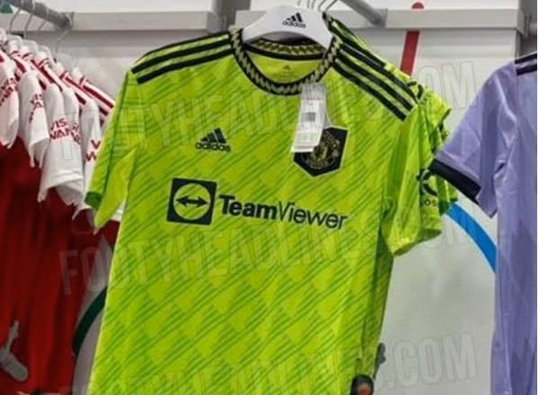 Chiếc áo MU xuất hiện trên kệ của một cửa hàng Adidas