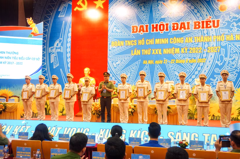 Trung tá Đồng Đức Vũ, Bí thư Đoàn Bộ Công an trao chứng nhận Công trình thanh niên tiêu biểu cấp cơ sở cho các cơ sở đoàn của CATP Hà Nội