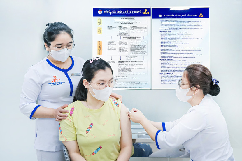 Người lớn tiêm vắc-xin não mô cầu tại Hệ thống Tiêm chủng VNVC