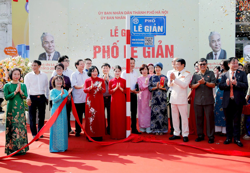 Các đồng chí lãnh đạo Trung ương và Hà Nội thực hiện nghi thức gắn biển tên phố Lê Giản