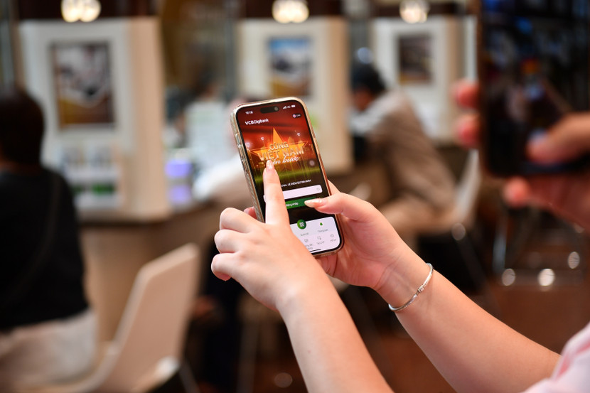 Giao diện ứng dụng VCB Digibank được cập nhật theo chủ đề chương trình "Cùng Việt Nam tiến bước", mang đến trải nghiệm hiện đại, kết nối tinh thần dân tộc