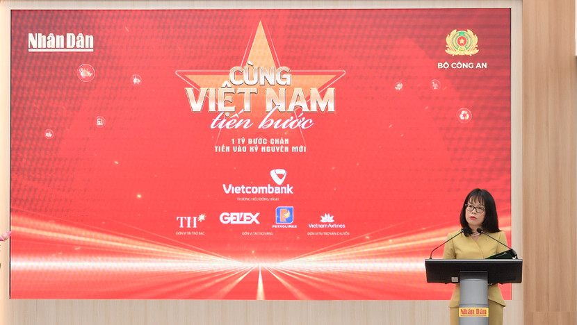 Bà Đoàn Hồng Nhung - Thành viên Ban Điều hành, Giám đốc Khối Bán lẻ Vietcombank phát biểu