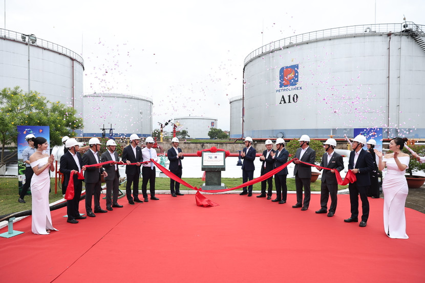 Lễ gắn biển công trình chào mừng 70 năm thành lập Petrolimex tại Hệ thống phối trộn Nhiên liệu hàng không bền vững (SAF)