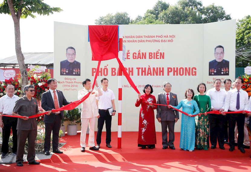 Các đồng chí lãnh đạo Trung ương và Hà Nội thực hiện nghi thức gắn biển tên phố Bạch Thành Phong