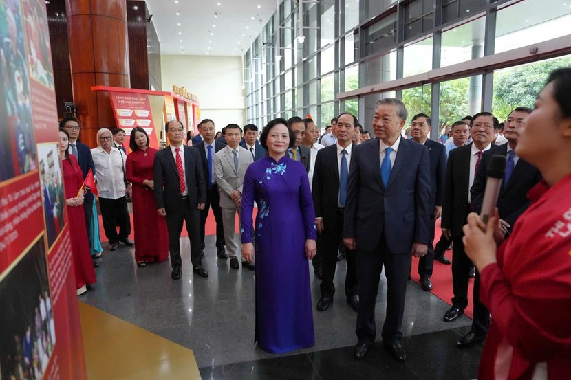 Bộ trưởng Nội vụ Phạm Thị Thanh Trà chào mừng Tổng Bí thư Tô Lâm tham quan triển lãm về 80 năm lịch sử ngành Nội vụ