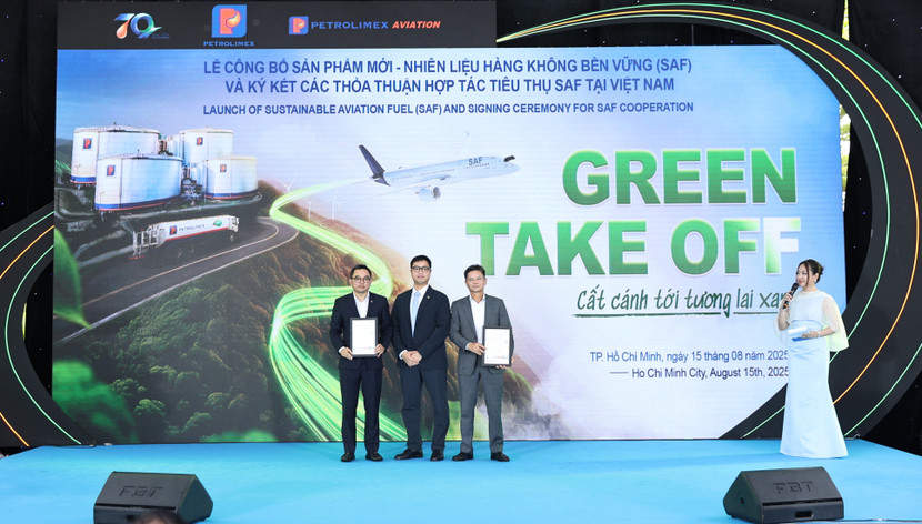 Chủ tịch Petrolimex Aviation Phạm Huy Thông và Tổng Giám đốc Petrolimex Aviation Nguyễn Văn Học nhận chứng nhận ISCC (Chứng nhận Bền vững và Carbon Quốc tế) từ Tổ chức đánh giá SGS Chủ tịch Petrolimex Aviation Phạm Huy Thông và Tổng Giám đốc Petrolimex Aviation Nguyễn Văn Học nhận chứng nhận ISCC (Chứng nhận Bền vững và Carbon Quốc tế) từ Tổ chức đánh giá SGS