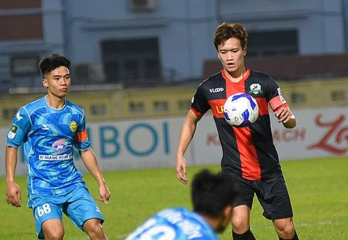Hoàng Đức (phải) trong trận Ninh Bình hòa 1-1 trên sân Hòa Bình (Ảnh: NBFC)