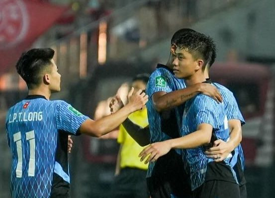 Phan Văn Đức (phải) đang tìm lại chính mình sau thời gian chấn thương