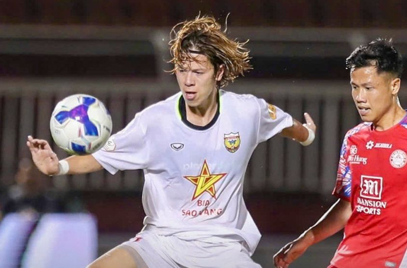 Viktor Lê (trái) chơi nổi bật trong màu áo Hà Tĩnh Viktor Lê (trái) chơi nổi bật trong màu áo Hà Tĩnh