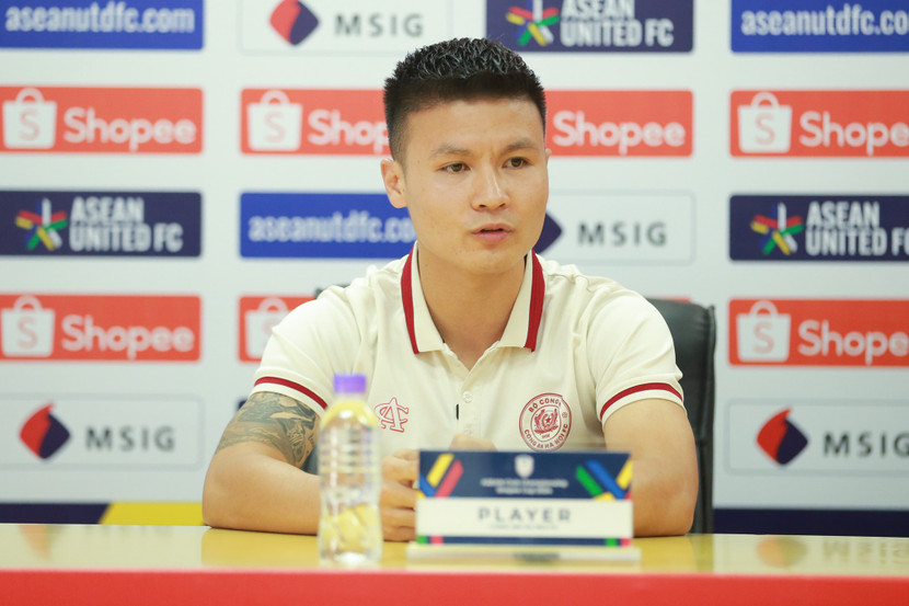 HLV Mano Polking (ảnh trên) và tiền vệ Quang Hải trước trận đấu HLV Mano Polking (ảnh trên) và tiền vệ Quang Hải trước trận đấu