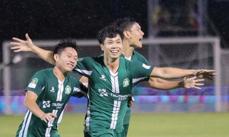 Công Phượng (giữa) liên tục tỏa sáng