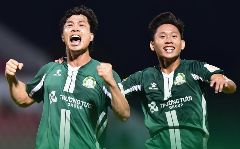 Công Phượng (trái) rực sáng trong màu áo Bình Phước