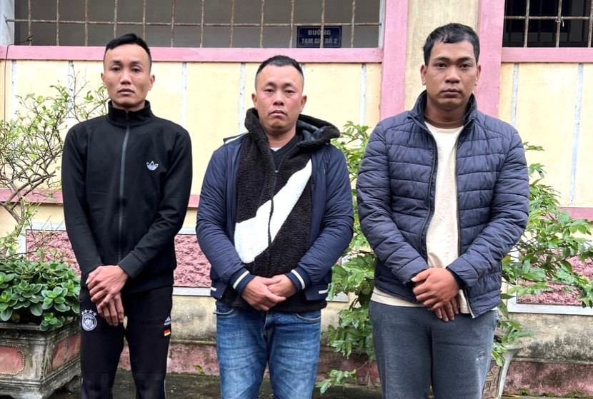 Ba đối tượng dùng iPhone 15 Promax giả đi lừa đảo lấy tiền mặt Ba đối tượng dùng iPhone 15 Promax giả đi lừa đảo lấy tiền mặt