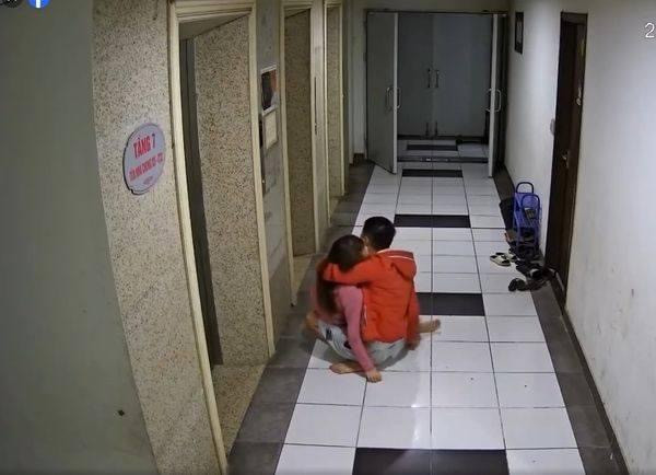 Hình ảnh đối tượng bế vợ đi cấp cứu được lan truyền trên mạng (hình ảnh từ clip)