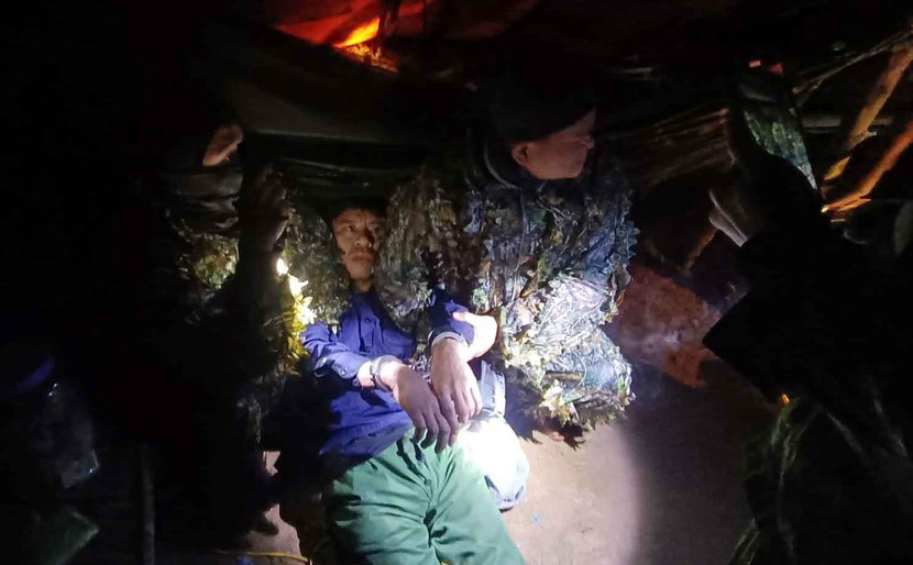 Sơn bị đột kích trong đêm khi đang lẩn trốn tại một lán trại trong rừng sâu Sơn bị đột kích trong đêm khi đang lẩn trốn tại một lán trại trong rừng sâu