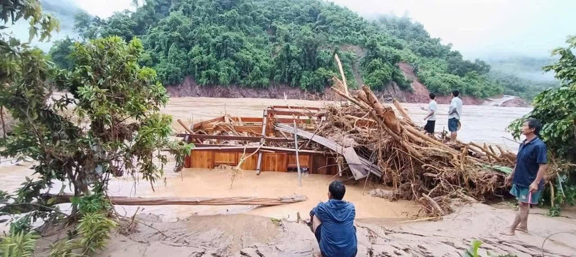 Nhà cửa chỉ còn lại đống hoang tàn