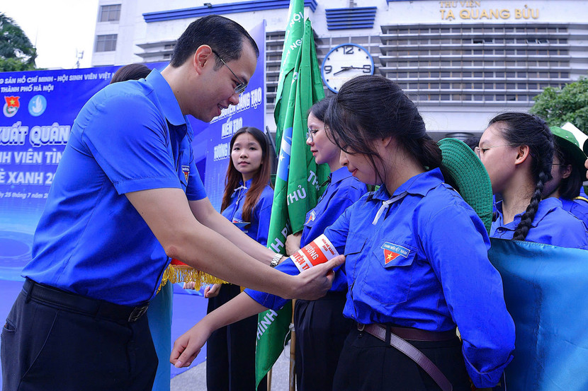 Phó Bí thư phụ trách Thành đoàn, Chủ tịch Hội Sinh viên Việt Nam thành phố Hà Nội Nguyễn Tiến Hưng trao thẻ đội trưởng cho các đội hình Phó Bí thư phụ trách Thành đoàn, Chủ tịch Hội Sinh viên Việt Nam thành phố Hà Nội Nguyễn Tiến Hưng trao thẻ đội trưởng cho các đội hình