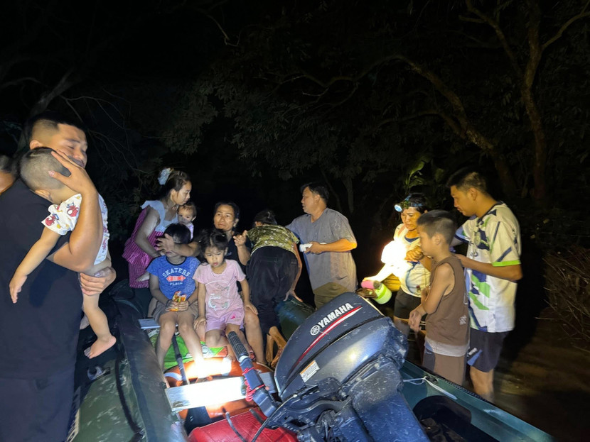 Hàng nghìn người dân trắng đêm sơ tán