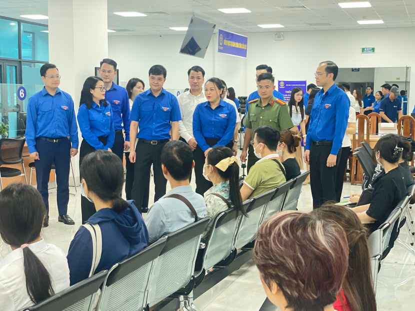 Các đại biểu thăm hỏi người dân đến làm thủ tục hành chính tại Điểm phục vụ hành chính công phường Cầu Giấy