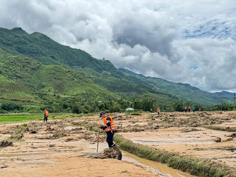 Lực lượng chức năng đang tìm kiếm người mất tích do lũ quét ở Sơn La