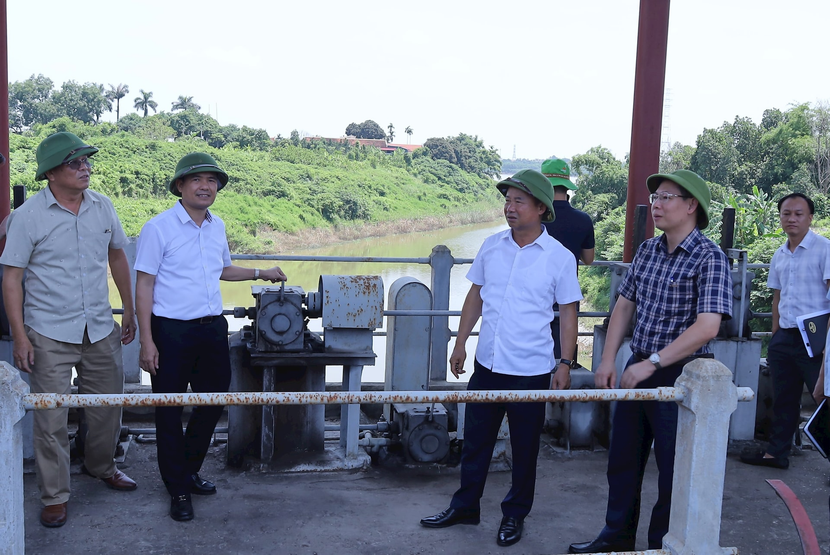 Phó Giám đốc Sở Nông nghiệp và Môi trường Hà Nội Nguyễn Đình Hoa kiểm tra cống Liên Mạc, trọng điểm xung yếu đê điều cấp thành phố tại phường Thượng Cát và Đông Ngạc Phó Giám đốc Sở Nông nghiệp và Môi trường Hà Nội Nguyễn Đình Hoa kiểm tra cống Liên Mạc, trọng điểm xung yếu đê điều cấp thành phố tại phường Thượng Cát và Đông Ngạc