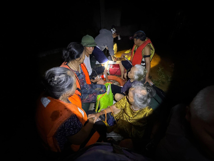 Lực lượng chức năng sơ tán người dân tránh lũ