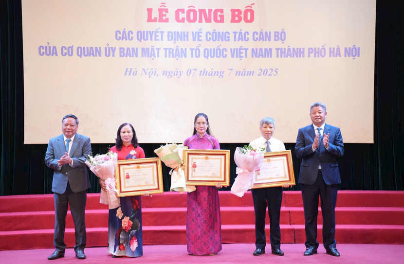 Thừa ủy quyền của Trung ương, Phó Bí thư Thường trực Thành ủy Nguyễn Văn Phong và Phó Chủ tịch UBND thành phố Nguyễn Mạnh Quyền trao Huân chương Lao động hạng Ba cho các tập thể, cá nhân