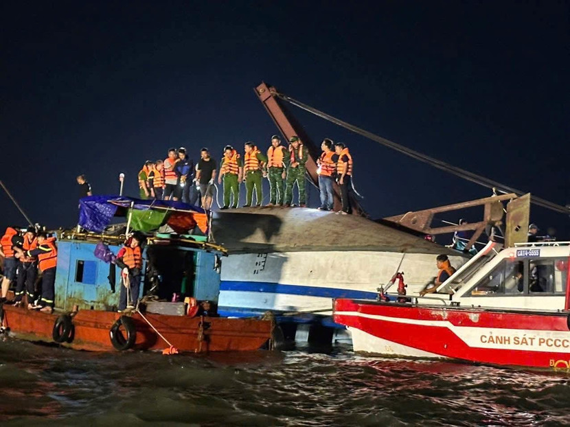 Công tác cứu nạn được triển khai xuyên đêm