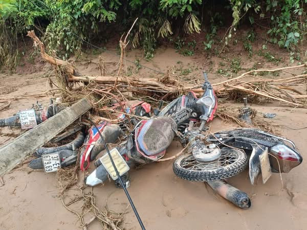 Tài sản của người dân bị cuốn trôi