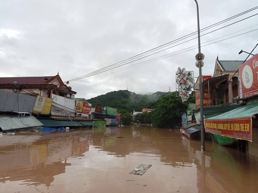 Giao thông tê liệt, các hộ dân bị cô lập