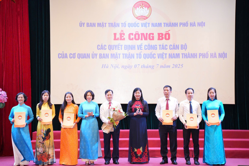 Lãnh đạo thành phố Hà Nội trao quyết định về công tác cán bộ của Văn phòng và các ban chuyên môn của Ủy ban MTTQ Việt Nam thành phố Hà Nội