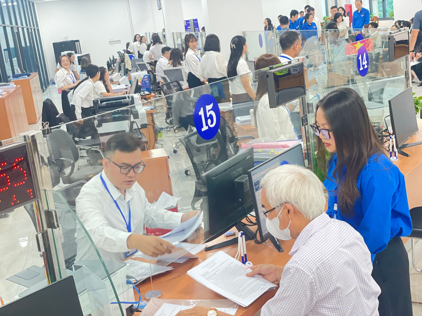 Đoàn viên thanh niên hỗ trợ người dân lấy số tại Điểm phục vụ hành chính công phường Cầu