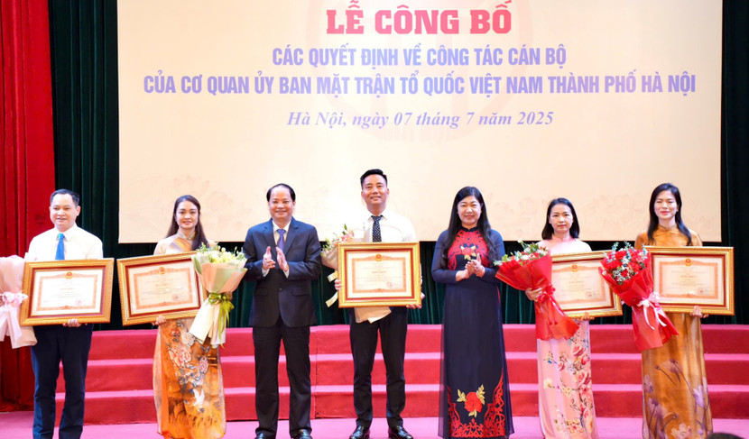 Thừa ủy quyền của Trung ương, đồng chí Nguyễn Doãn Toản và đồng chí Nguyễn Lan Hương trao Bằng khen của Thủ tướng Chính phủ cho các tập thể, cá nhân được khen thưởng
