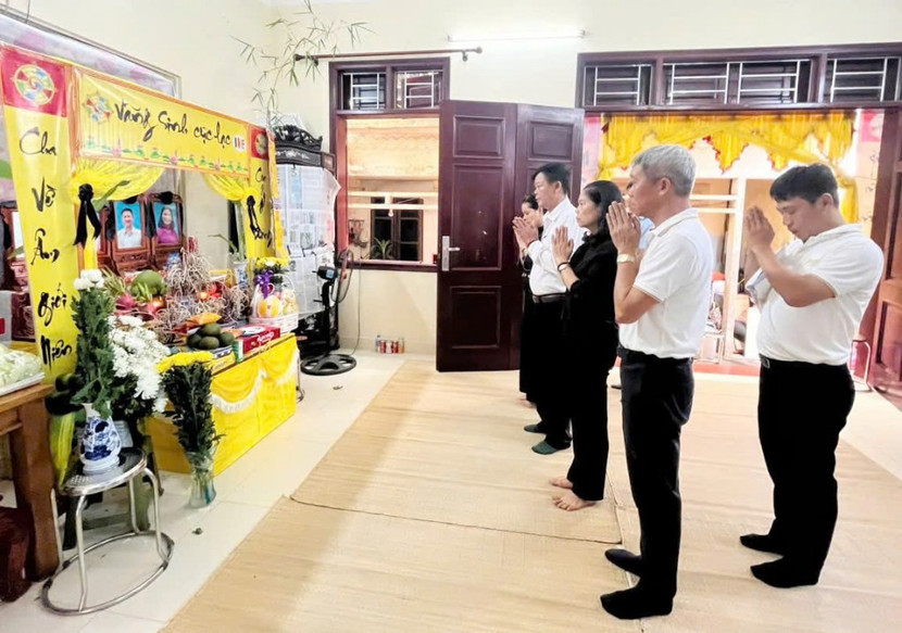 Lãnh đạo Ủy ban MTTQ Việt Nam TP Hà Nội thắp hương, gửi lời chia buồn với thân nhân gia đình anh Nguyễn Hữu Toàn