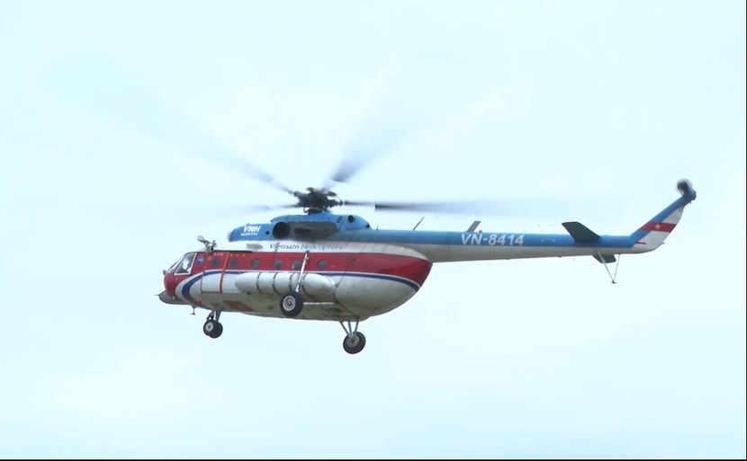 Máy bay trực thăng vận chuyển hàng cứu trợ cho người dân bị chia cắt do thiên tai ở Nghệ An Máy bay trực thăng vận chuyển hàng cứu trợ cho người dân bị chia cắt do thiên tai ở Nghệ An