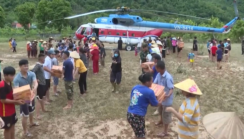 Hàng cứu trợ tới tay người dân Hàng cứu trợ tới tay người dân