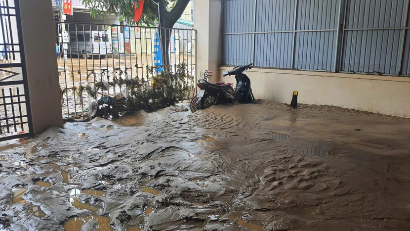 Bùn đất tràn vào nhà dân