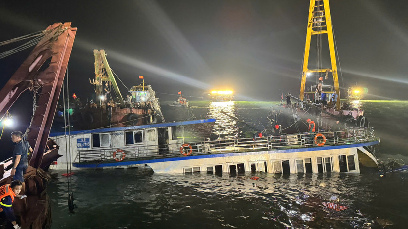 Tàu được lật lại, bơm tiêu và kéo ra khỏi mặt nước