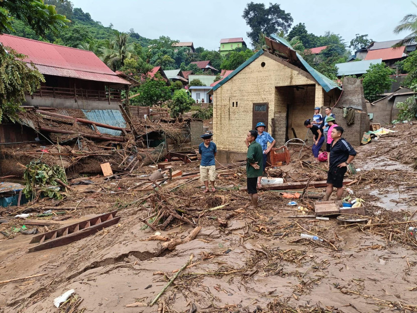 Người dân trở về sau trận lũ quét