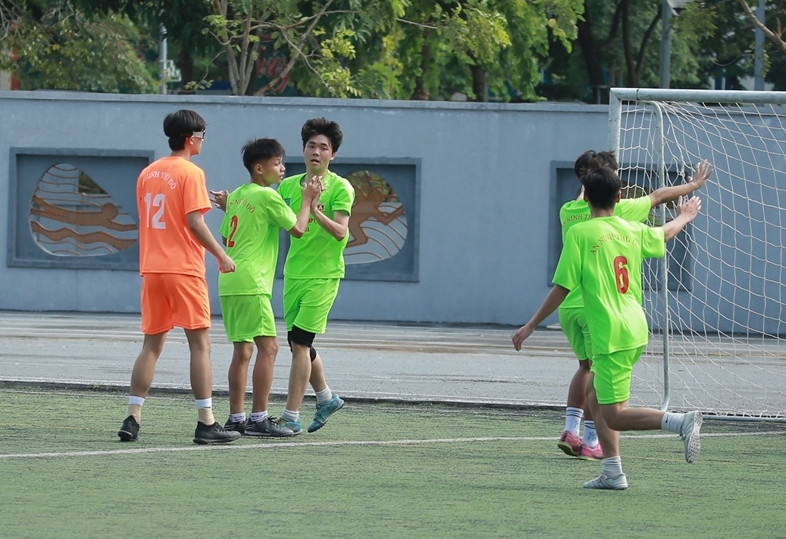 Đức Thiện (thứ ba từ trái qua) ghi bàn đầu tiên của mùa giải 2024