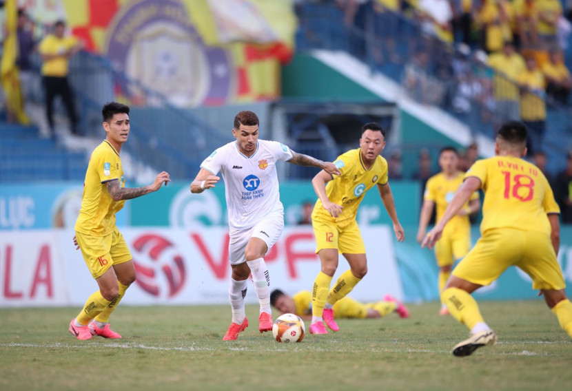 Nam Định (trắng) vỡ mộng lập cú đúp vô địch