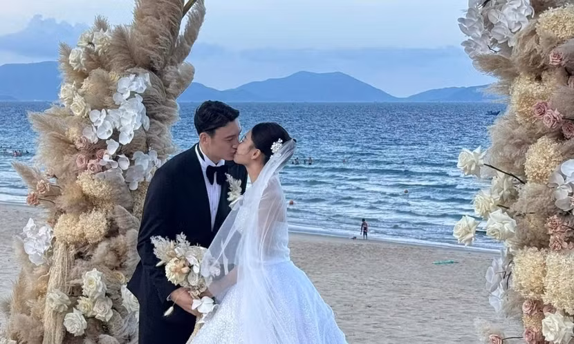 Văn Lâm và Yến Xuân trong lễ cưới lãng mạn chiều 7-7 (Ảnh: Lâm Đồng/VNE)