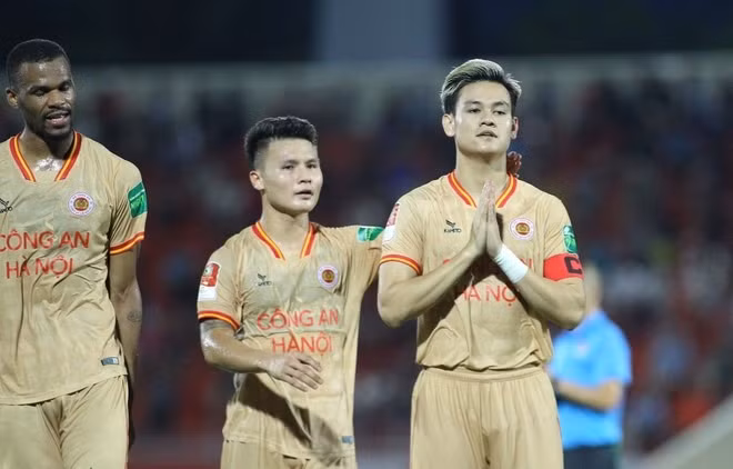 Hồ Tấn Tài (phải) không còn là cầu thủ Công an Hà Nội